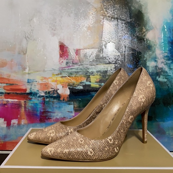 Michael Kors Claire Pump Embossed Leather Pumps - Picture 4 of 9